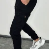 Pantalone sa džepovima 170 u crnoj boji, slim fit model, kežual stil, pogodne za svakodnevno nošenje
