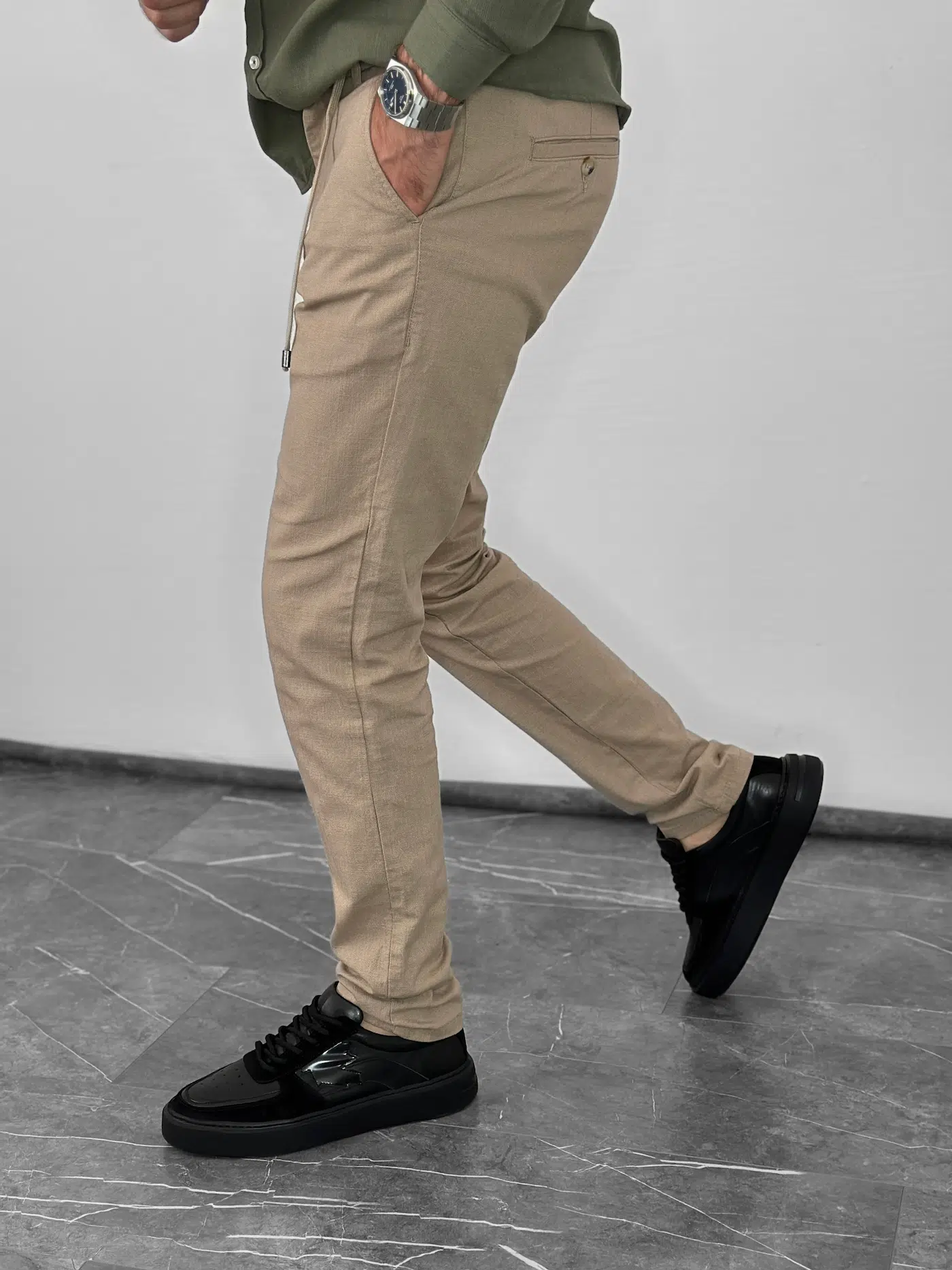 Letnje bež pantalone za muškarce, sa elegantnim krojem, izrađene od pamuka sa elastinom, savršene za smart-casual outfit. Letnje bež pantalone za muškarce, sa elegantnim krojem, izrađene od pamuka sa elastinom, savršene za smart-casual outfit.