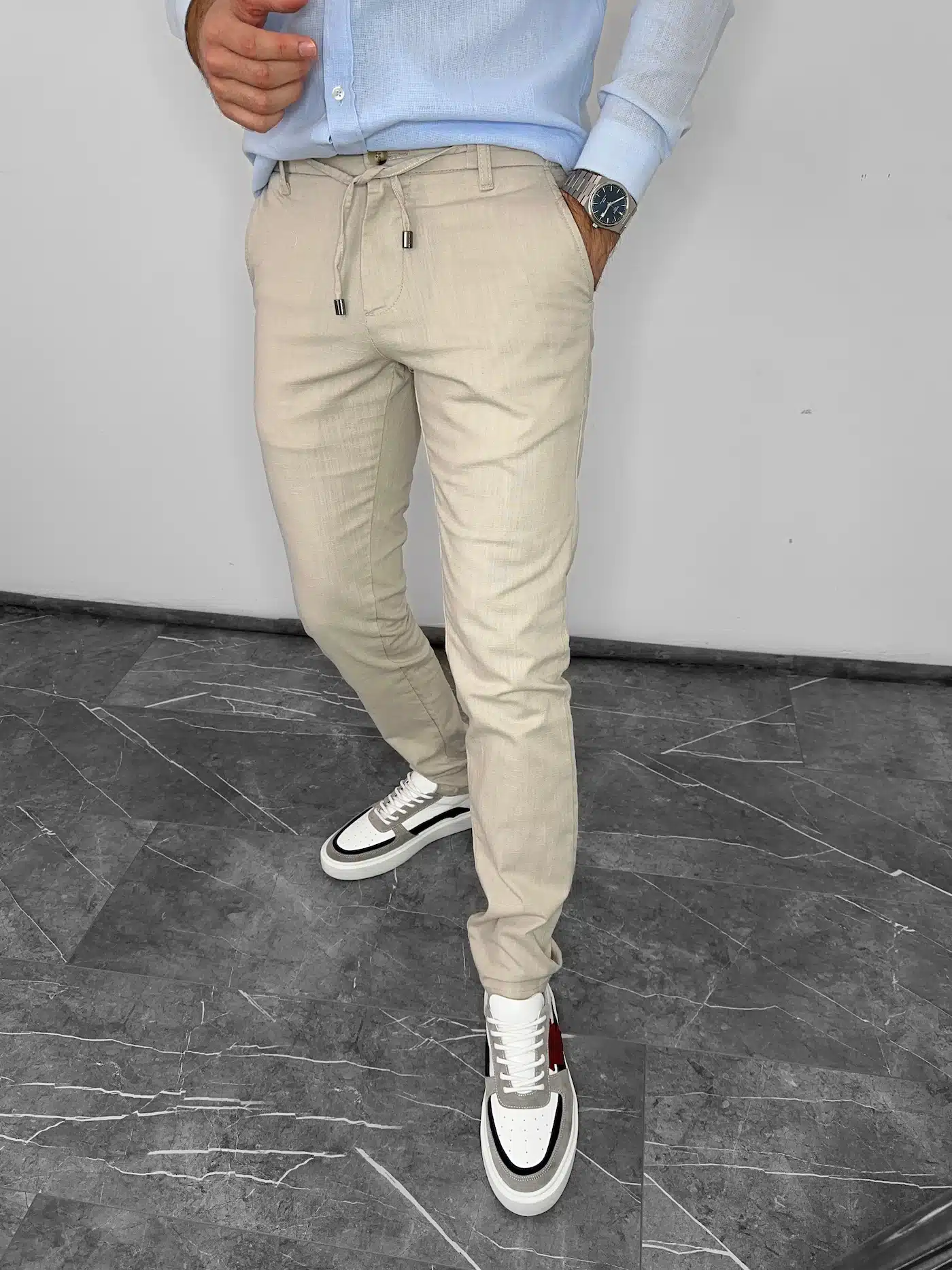 Letnje bež pantalone za muškarce, sa elegantnim krojem, izrađene od pamuka sa elastinom, savršene za smart-casual outfit. Letnje bež pantalone za muškarce, sa elegantnim krojem, izrađene od pamuka sa elastinom, savršene za smart-casual outfit.