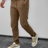 Muške kamel pantalone sa letnjim vajbom, slim fit stil, udobne i moderne, savršene za gradske šetnje i lagane poslovne prilike. Muške kamel pantalone sa letnjim vajbom, slim fit stil, udobne i moderne, savršene za gradske šetnje i lagane poslovne prilike.