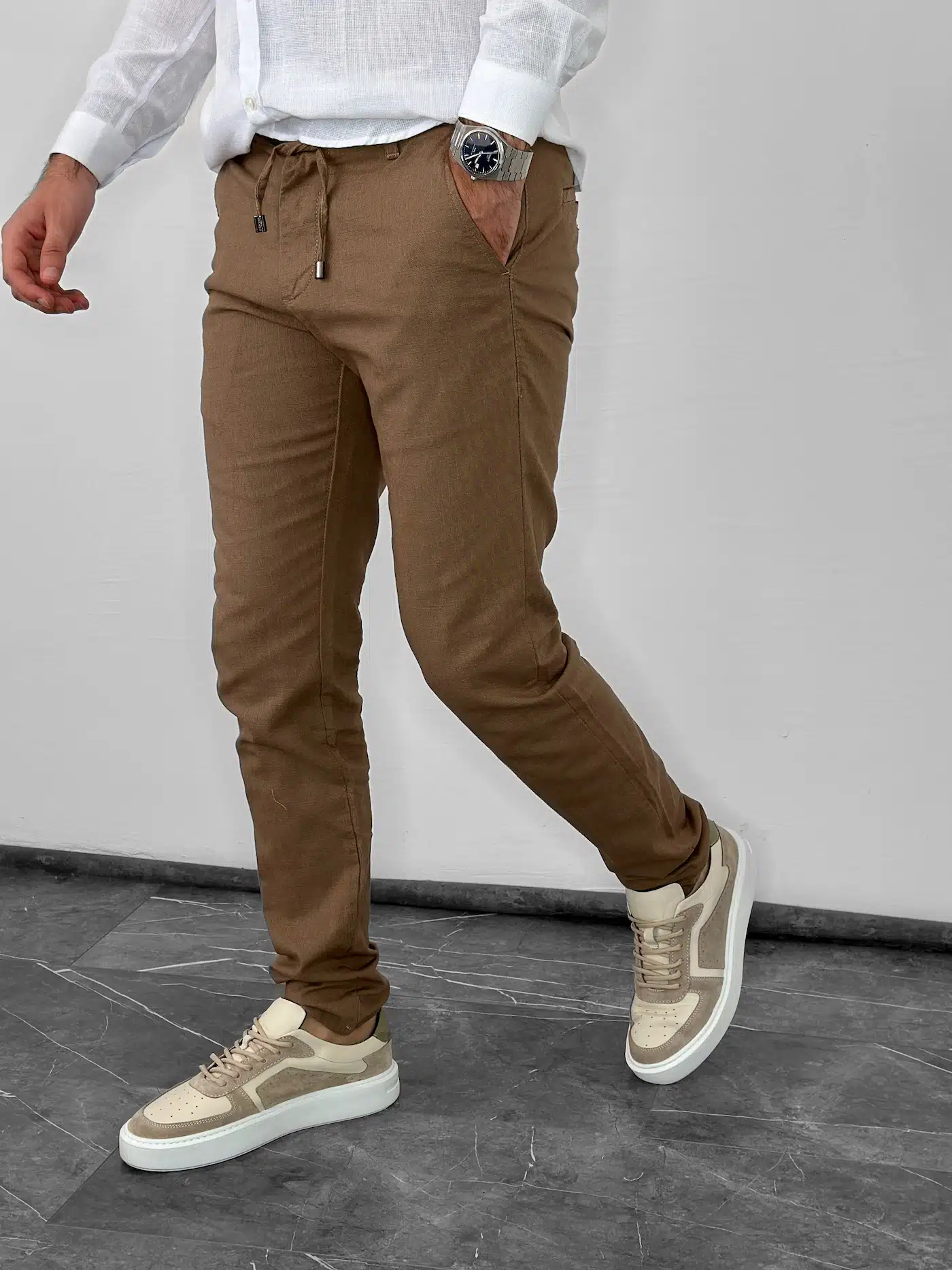 Muške kamel pantalone sa letnjim vajbom, slim fit stil, udobne i moderne, savršene za gradske šetnje i lagane poslovne prilike. Muške kamel pantalone sa letnjim vajbom, slim fit stil, udobne i moderne, savršene za gradske šetnje i lagane poslovne prilike.