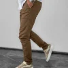 SOFT LINEN LOOK Muške kamel pantalone sa letnjim vajbom, slim fit stil, udobne i moderne, savršene za gradske šetnje i lagane poslovne prilike. SOFT LINEN LOOK Muške kamel pantalone sa letnjim vajbom, slim fit stil, udobne i moderne, savršene za gradske šetnje i lagane poslovne prilike.