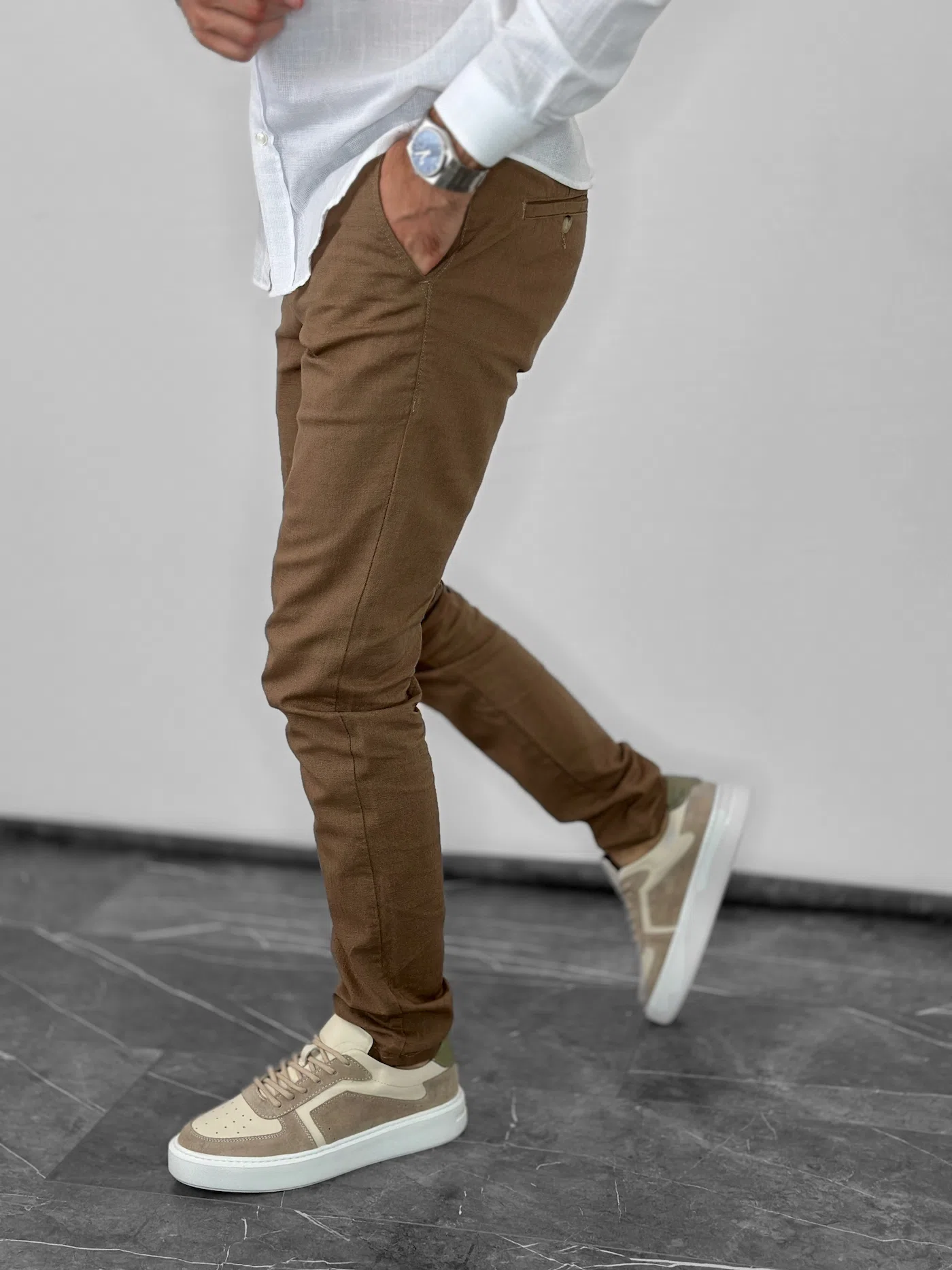 SOFT LINEN LOOK Muške kamel pantalone sa letnjim vajbom, slim fit stil, udobne i moderne, savršene za gradske šetnje i lagane poslovne prilike. SOFT LINEN LOOK Muške kamel pantalone sa letnjim vajbom, slim fit stil, udobne i moderne, savršene za gradske šetnje i lagane poslovne prilike.