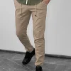 SOFT LINEN LOOK bež pantalone Letnje bež pantalone za muškarce, sa elegantnim krojem, izrađene od pamuka sa elastinom, savršene za smart-casual outfit. SOFT LINEN LOOK bež pantalone Letnje bež pantalone za muškarce, sa elegantnim krojem, izrađene od pamuka sa elastinom, savršene za smart-casual outfit.