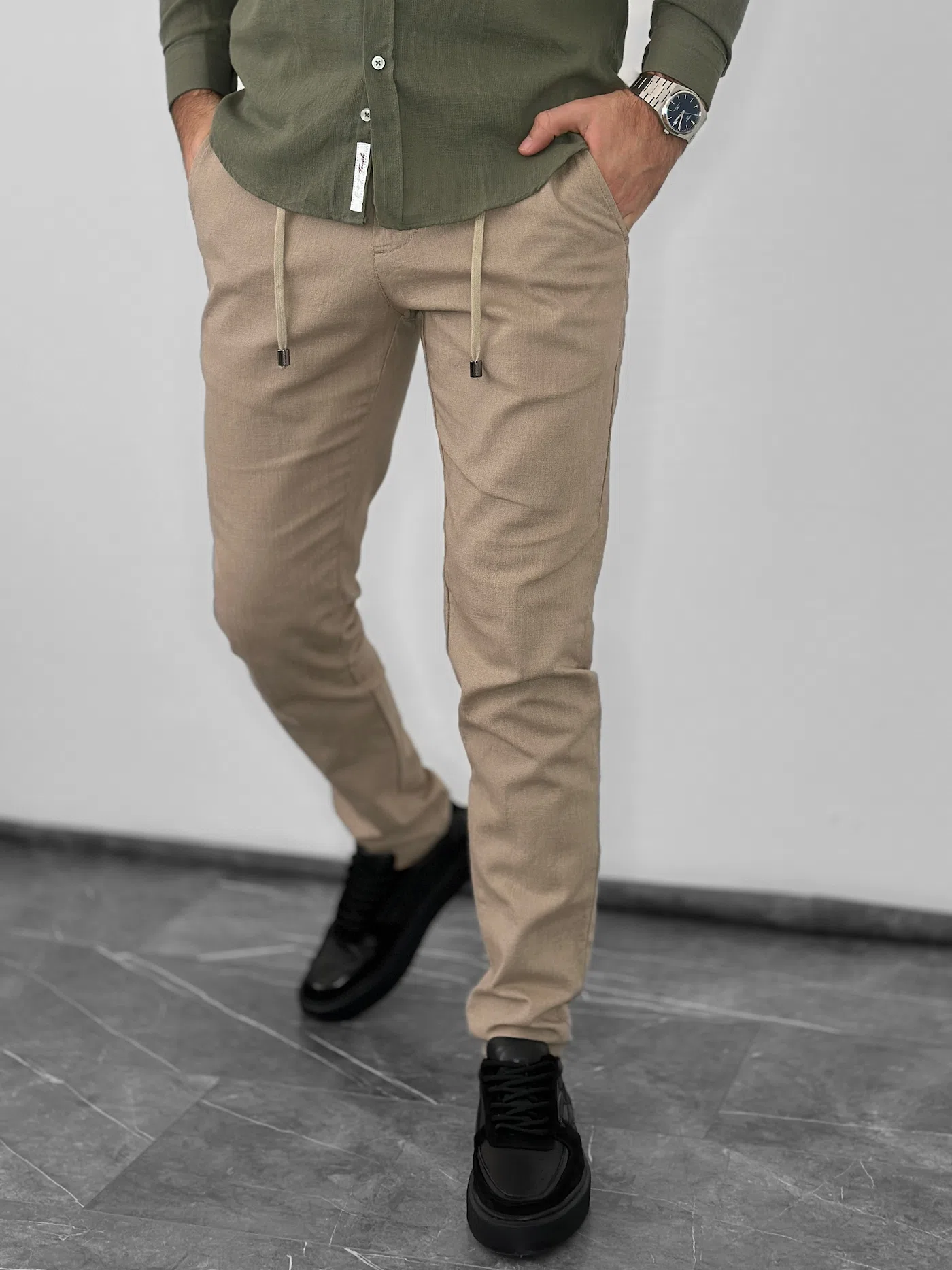SOFT LINEN LOOK bež pantalone Letnje bež pantalone za muškarce, sa elegantnim krojem, izrađene od pamuka sa elastinom, savršene za smart-casual outfit. SOFT LINEN LOOK bež pantalone Letnje bež pantalone za muškarce, sa elegantnim krojem, izrađene od pamuka sa elastinom, savršene za smart-casual outfit.