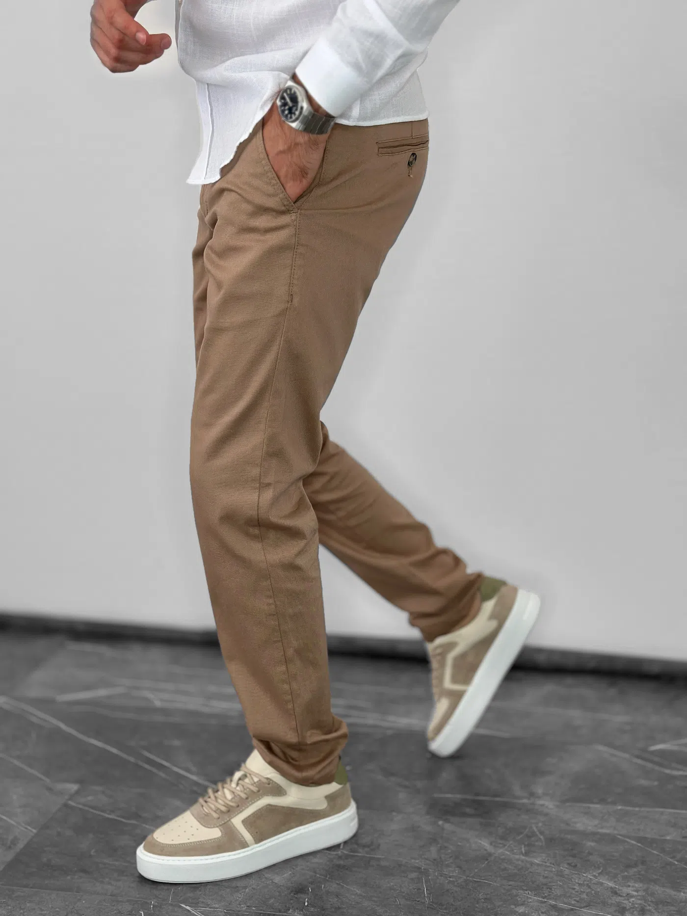 Letnje pantalone u kamel nijansi, model MOTION SUMMER 50262, udobne, elastične i savršene za tople gradske dane.