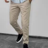 Muške bež pantalone, model MOTION SUMMER 50262, izrađene od pamuka sa elastinom, udobne i moderne za svaki dan.