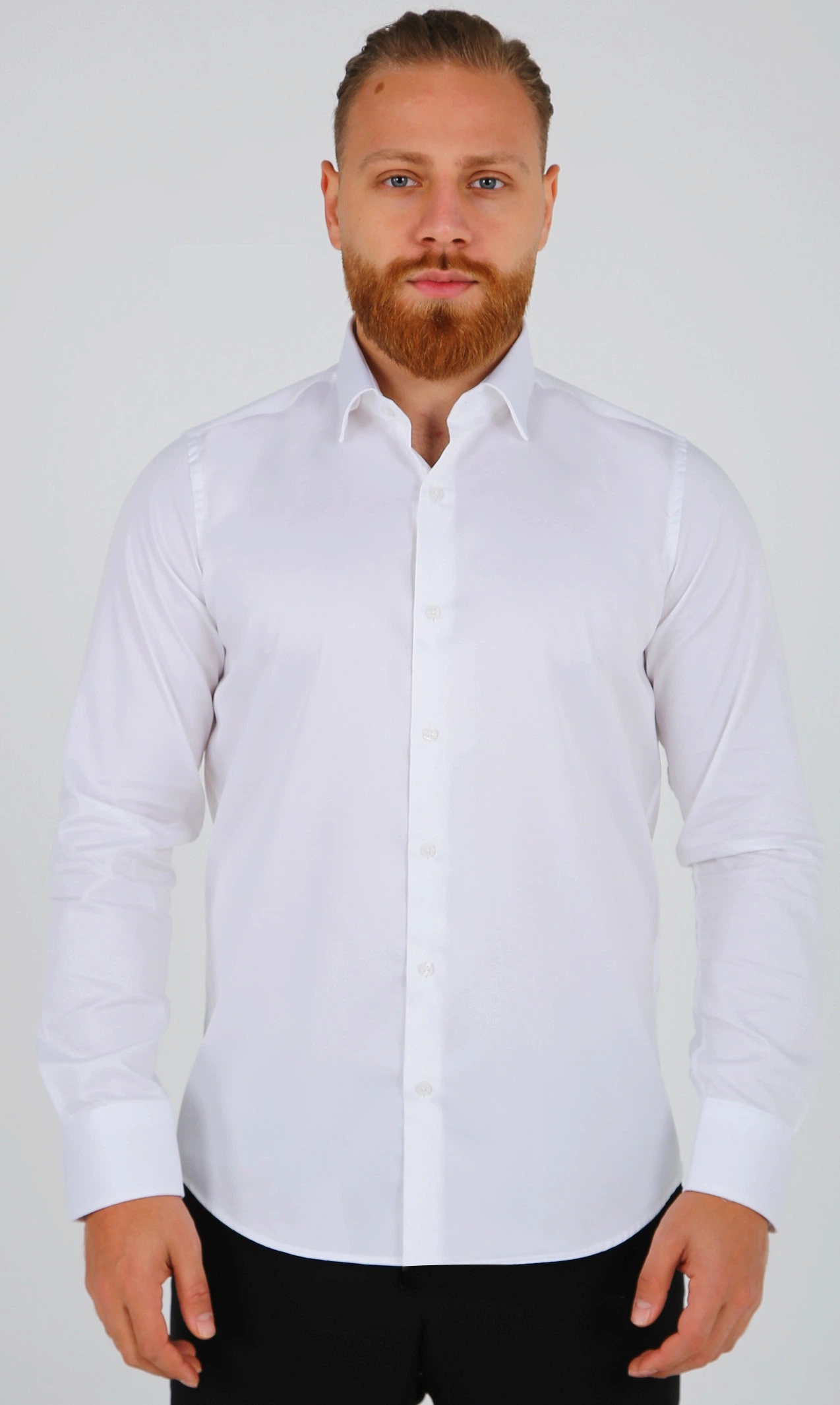 Klasična bela muška slim fit košulja od egipatskog pamuka, neizostavan deo svake garderobe.