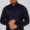Muška slim fit košulja u teget boji, izrađena od 100% egipatskog pamuka, pruža sofisticiran izgled.