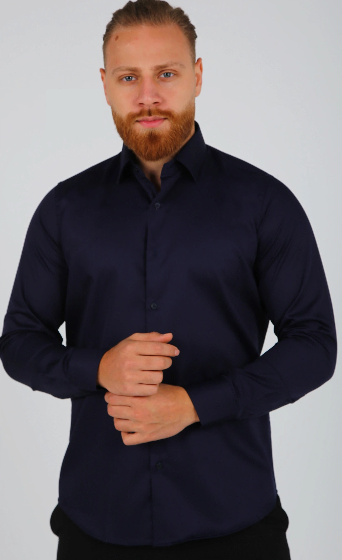 Muška slim fit košulja u teget boji, izrađena od 100% egipatskog pamuka, pruža sofisticiran izgled.