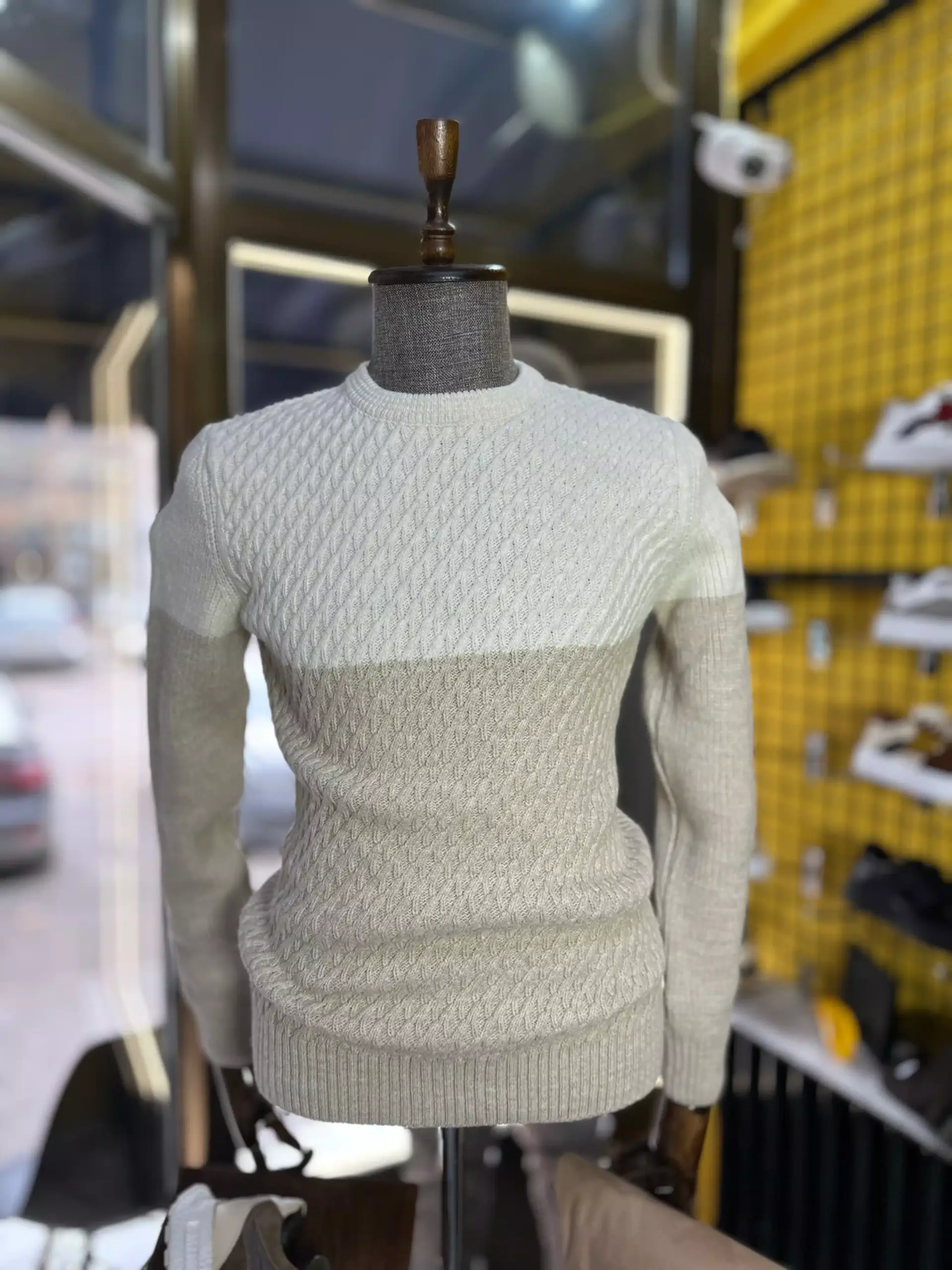MUŠKI DŽEMPER SA DIAMOND CABLE KNIT TEKSTUROM