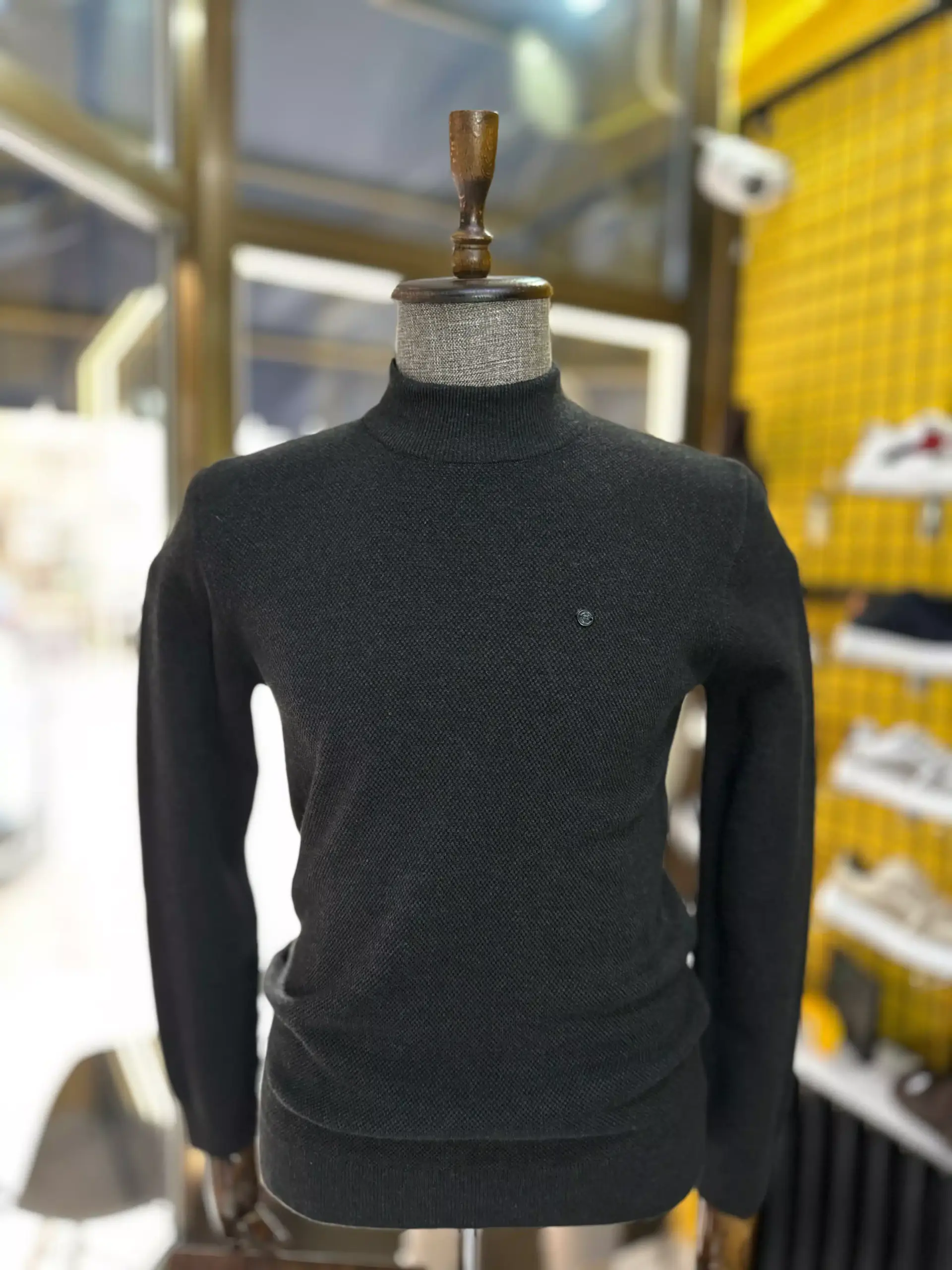 PREMIUM muška polu rolka 241434 u crnoj boji - slim fit model slika spreda