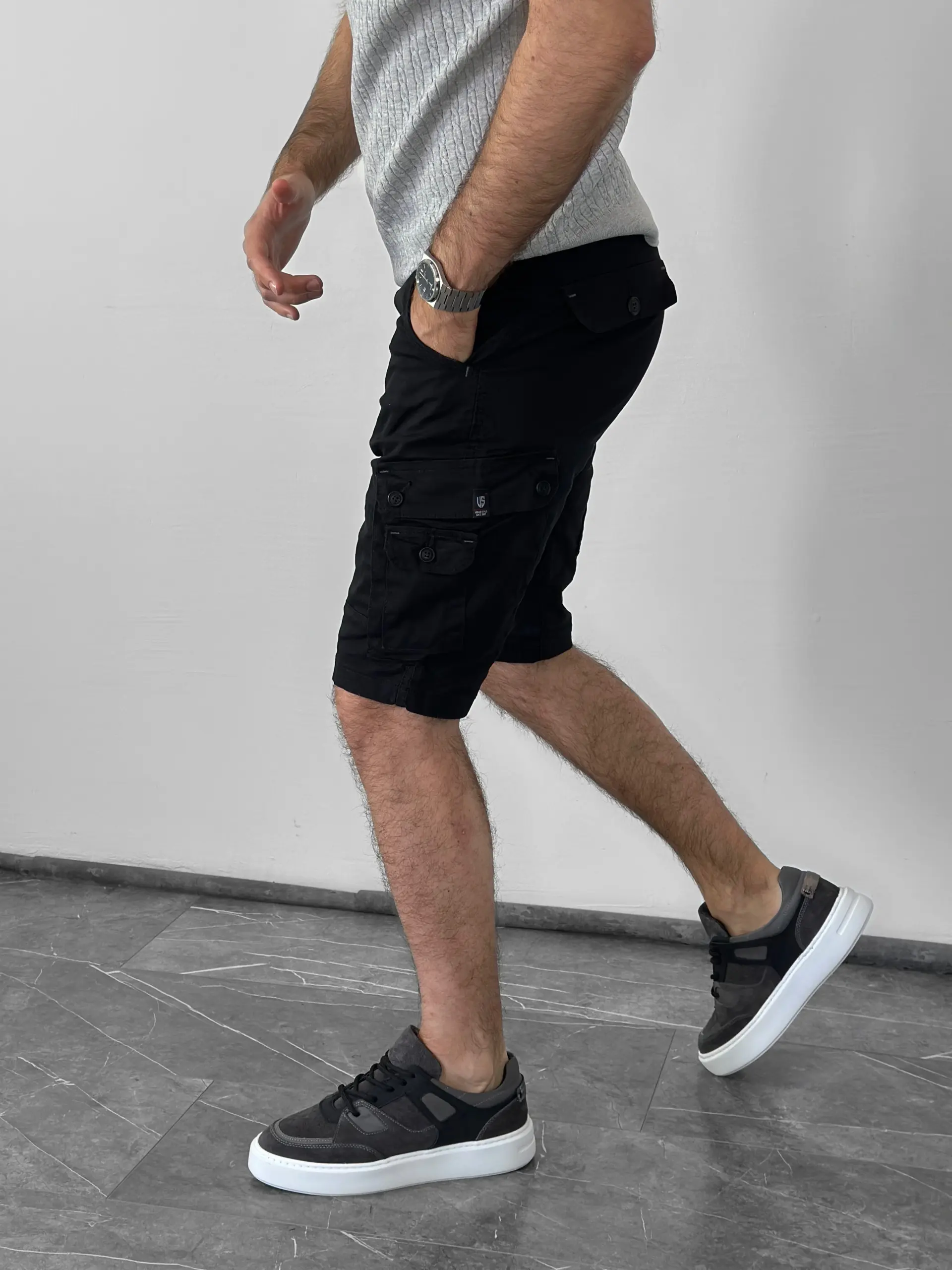 Muske crne bermude sa dzepovima casual cargo stil kombinacija uz crne kozne patike