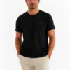 Model nosi crnu jednobojnu musku slim fit pamucnu majicu sa elastanom