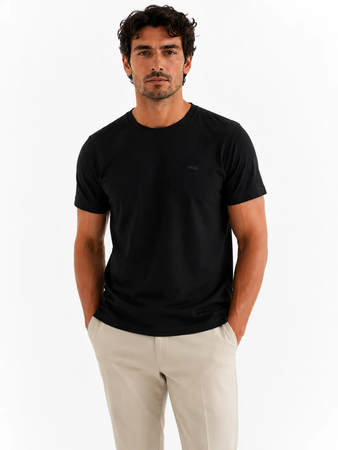 Model nosi crnu jednobojnu musku slim fit pamucnu majicu sa elastanom